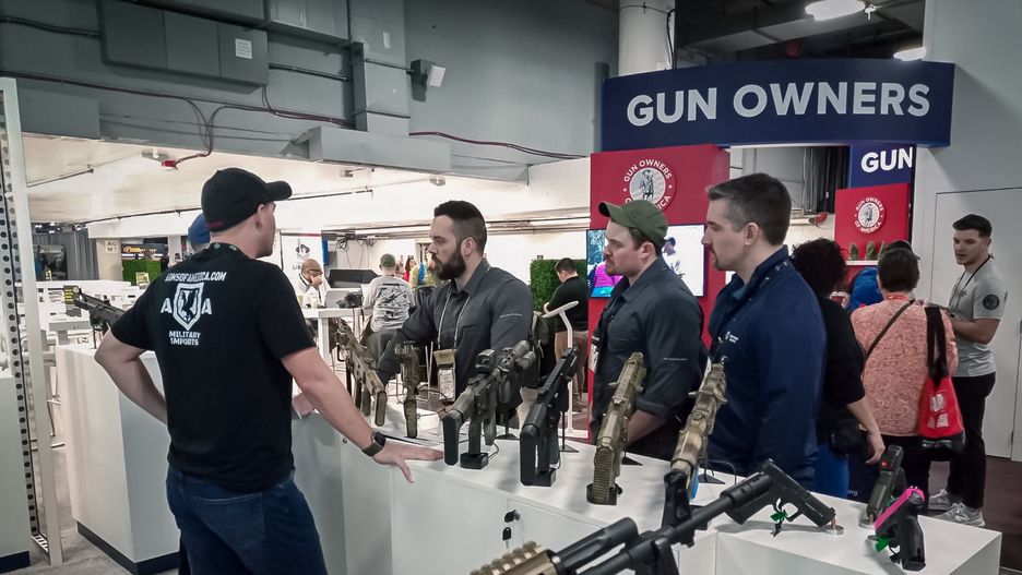 Karabinki Grot i Beryl na wystawie podczas targów Shot Show 2024.