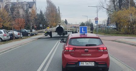 Sceny niczym z GTA w Krośnie. Samolot szturmowy pojawił się na drodze