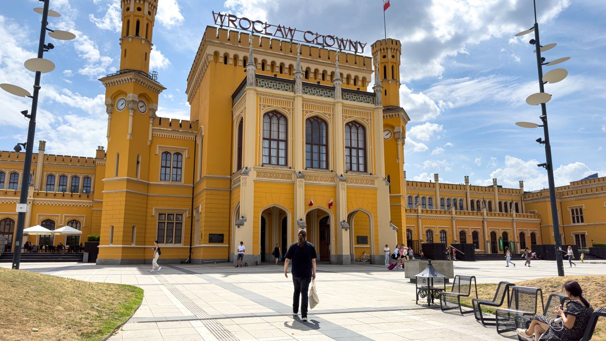 Wrocław, 19.07.2023. Dworzec kolejowy Wrocław Główny, 19 bm. Według danych Urzędu Transportu Kolejowego wrocławski dworzec, który obsłużył w 2022 r. ponad 26,4 mln pasażerów, był trzeci rok z rzędu najpopularniejszą stacją w Polsce. (jm) PAP/Maciej Kulczyński