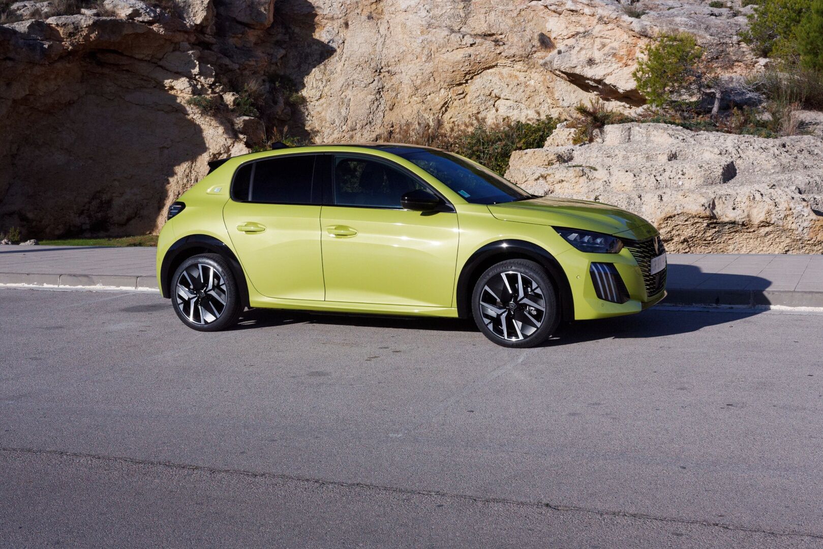 Peugeot e-208