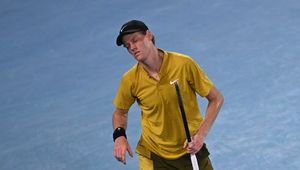 Jannik Sinner cierpiał na korcie. Uratowała go przerwa