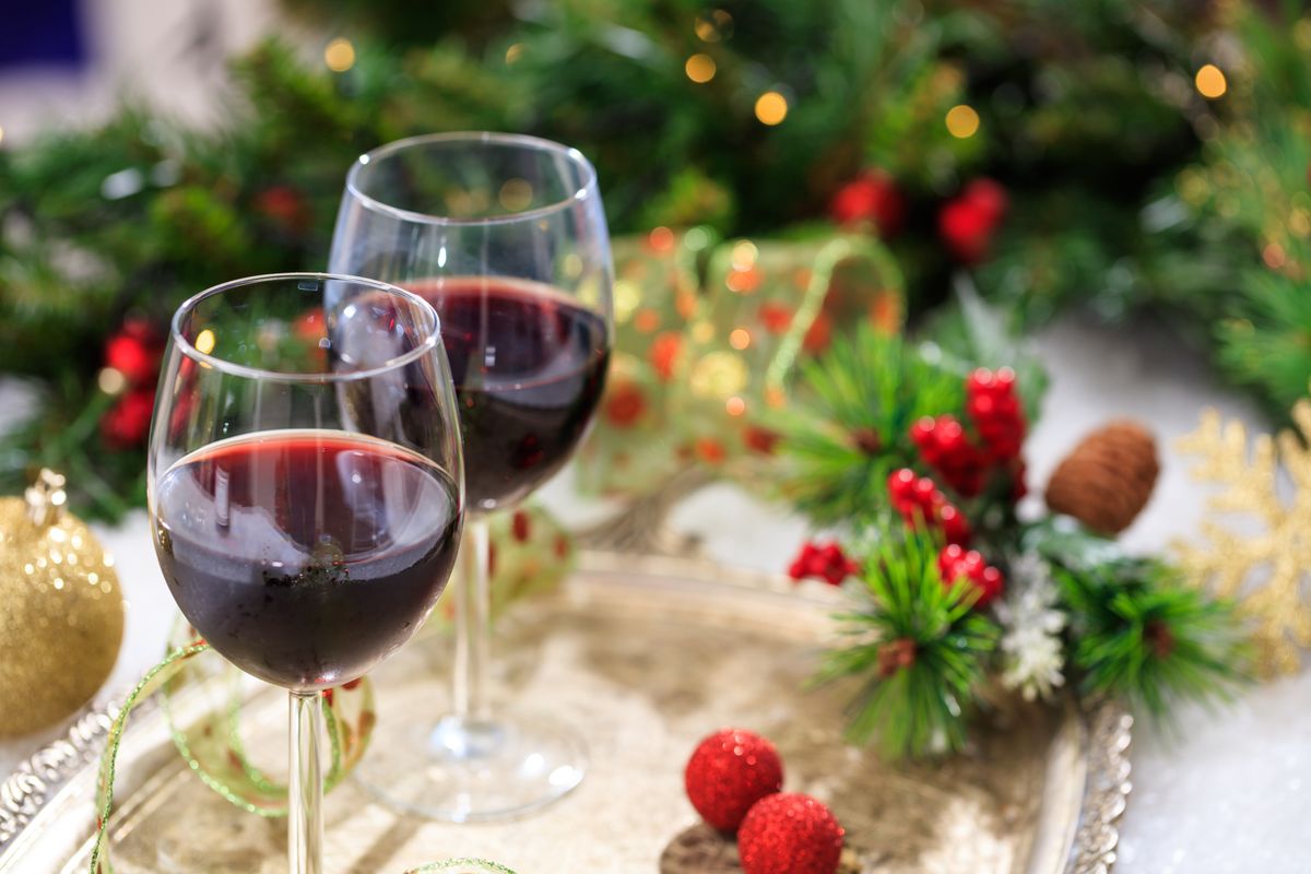 Czerwone wino na świątecznynm stole