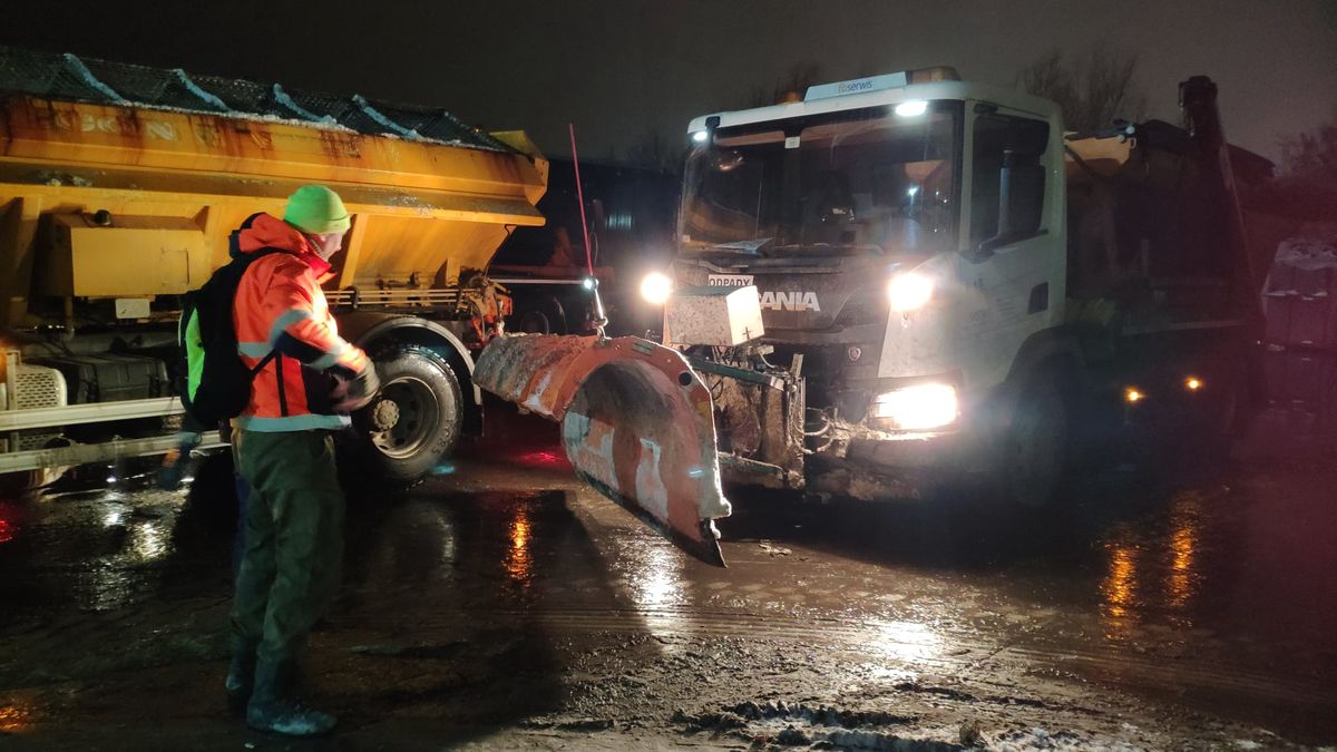 Trudna sytuacja na drogach. Kierowcy muszą zdjąć nogę z gazu