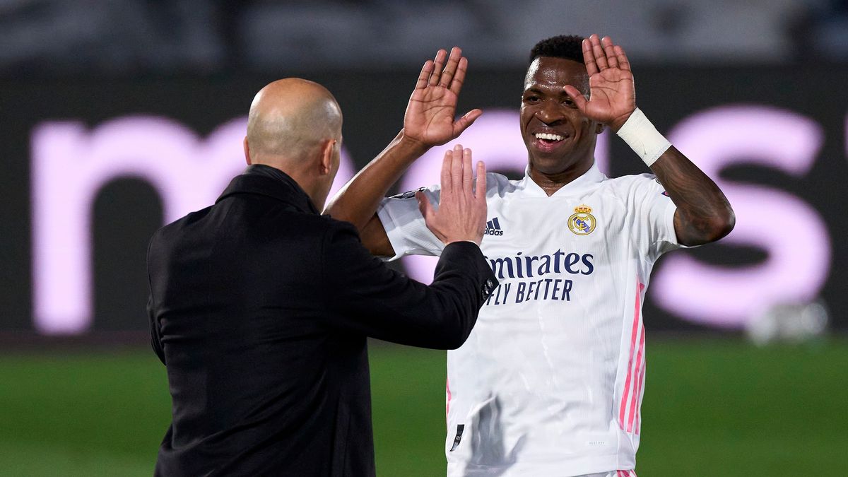 Zinedine Zidane (z lewej) i Vinicius Junior