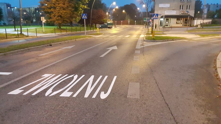 Napisy na drodze ostrzegają zarówno kierowców, jak i pieszych 