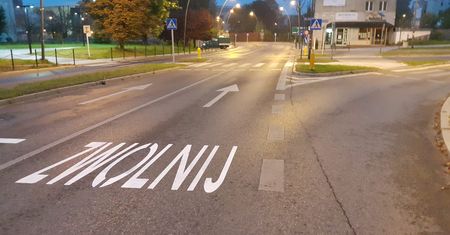 Jaworzno. Namalowane na drodze napisy mają ostrzegać