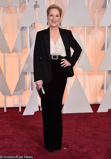 Oscary 2015 – Gwiazda ponownie wybrała klasyczną biel i czerń. Kreacja ta uosabia dość nietypowe połączenie pierwiastka męskiego i żeńskiego. W przypadku Meryl Streep to strzał w dziesiątkę.