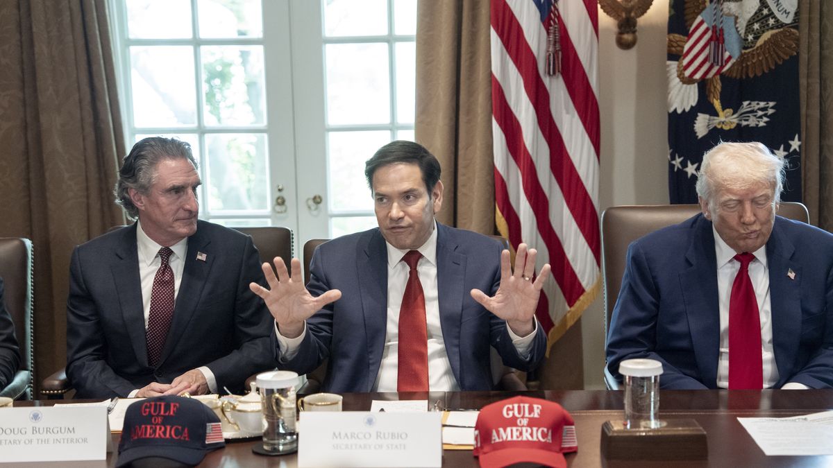 US President Trump hosts cabinet meeting at the White House
epa12065952 US Secretary of State Marco Rubio (C) speaks during a cabinet meeting held by US President Donald Trump (R), in the Cabinet Room of the White House in Washington, DC, USA, 30 April 2025.  EPA/KEN CEDENO / POOL 
Dostawca: PAP/EPA.
KEN CEDENO / POOL
cabinet, meeting, white house, government, politics, ministers, flag, pin