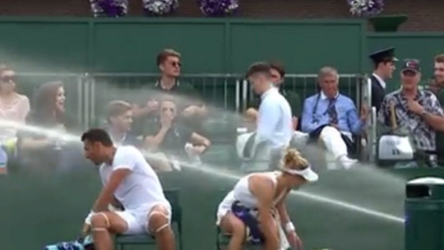 Zdjęcie okładkowe artykułu: Facebook /  / Na zdjęciu: Awaria spryskiwaczy w trakcie meczu na Wimbledonie