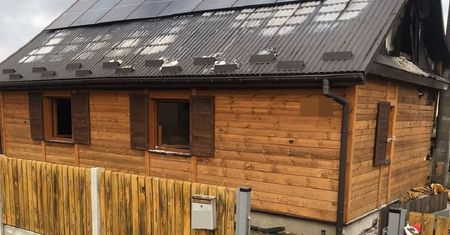 Pożar domu tragiczny w skutkach. Strażacy wynieśli z wnętrza mężczyznę bez oznak życia