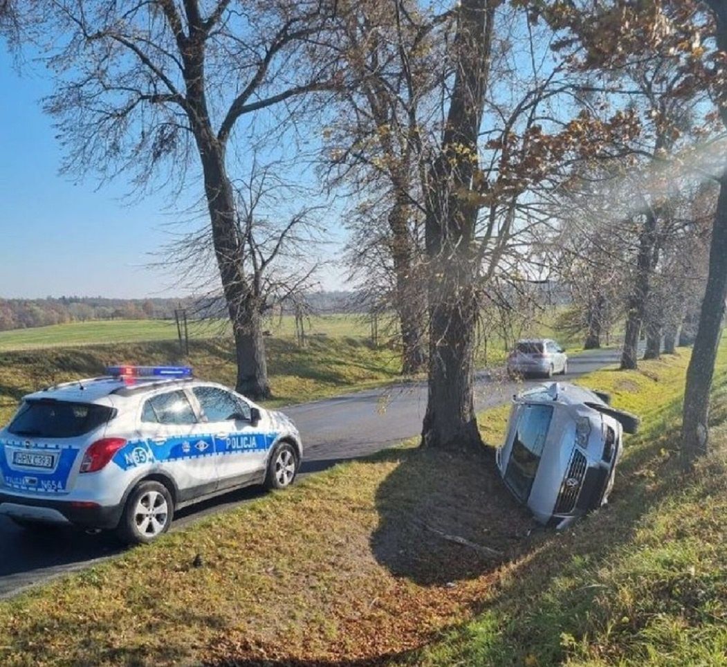 Pijany kierowca spowodował kolizję skradzionym samochodem. Przed policją ukrywał się leżąc na polu 
