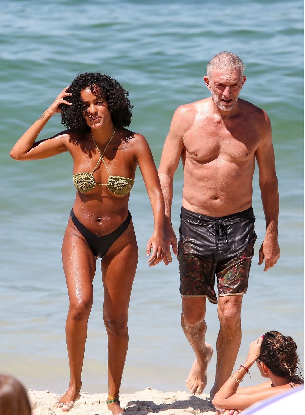 Vincent Cassel i Narah Baptista na plaży