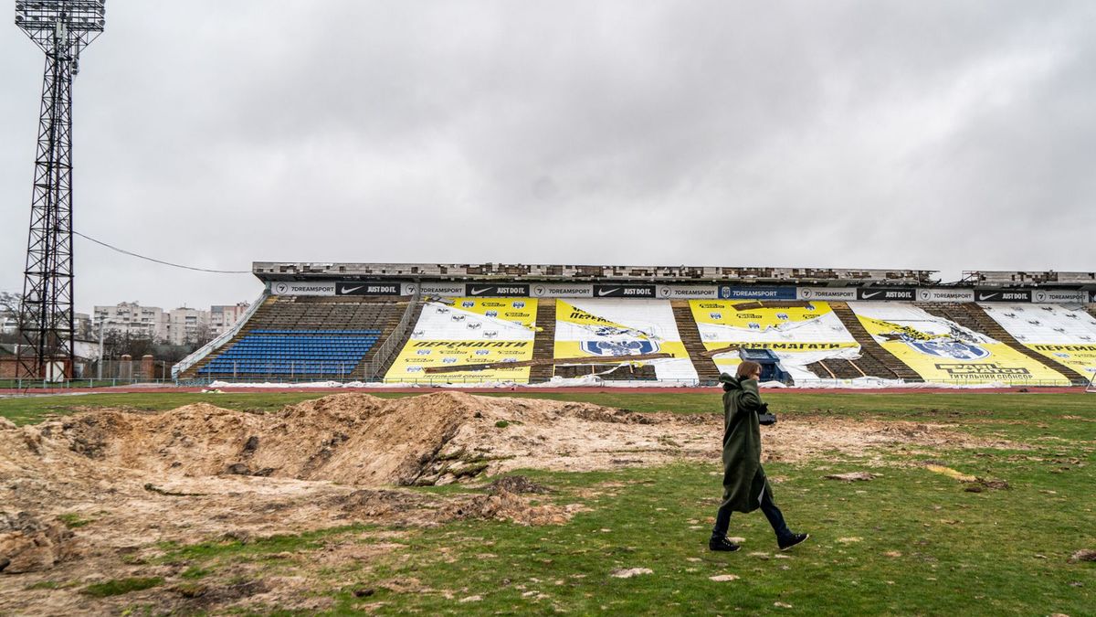 Getty Images / Na zdjęciu: Zniszczony stadion w Czernihowie