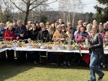 Wielka Sobota 2026. Święcenie pokarmów w Ciekotach. Mnóstwo ludzi, biskup Florczyk i wójt Lato przyjechali bryczką