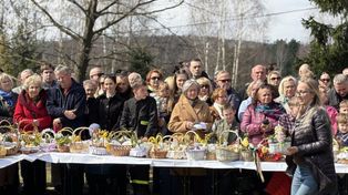 Wielka Sobota 2026. Święcenie pokarmów w Ciekotach. Mnóstwo ludzi, biskup Florczyk i wójt Lato przyjechali bryczką