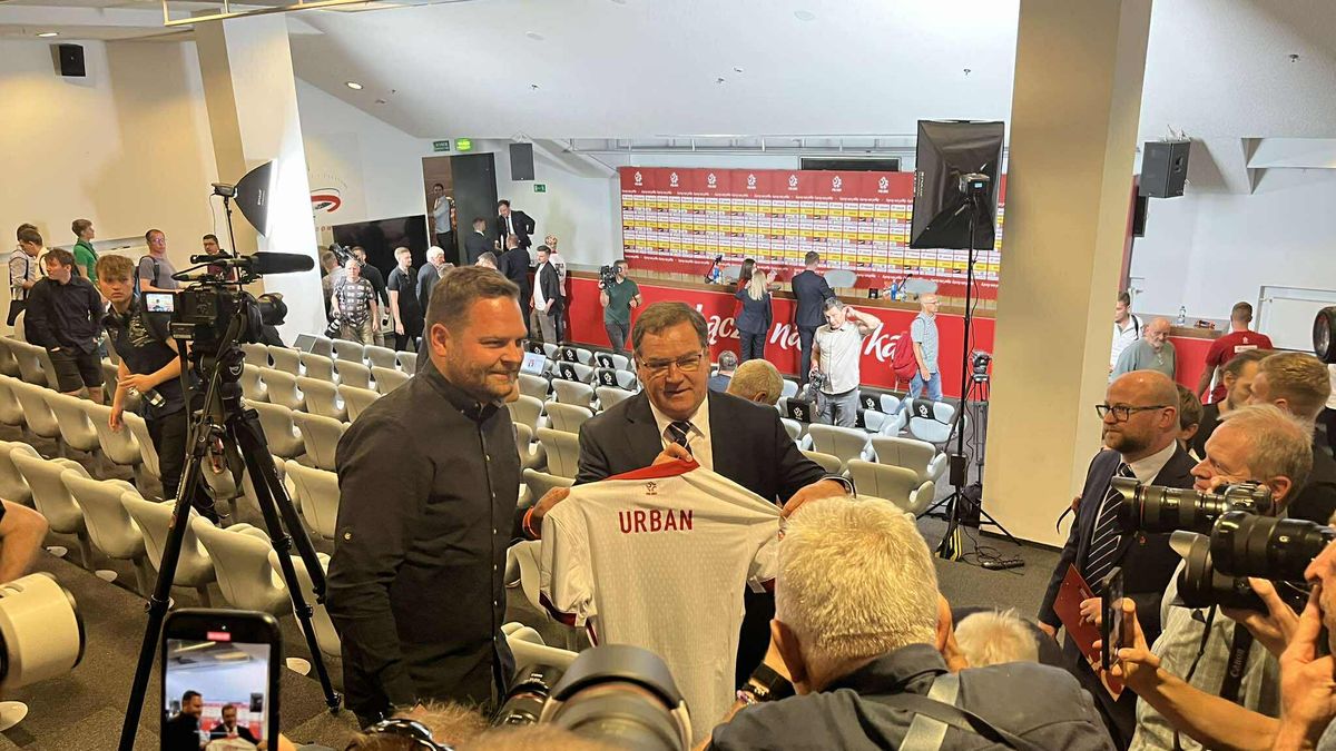 WP SportoweFakty / Piotr Urban z ojcem Janem po konferencji prasowej