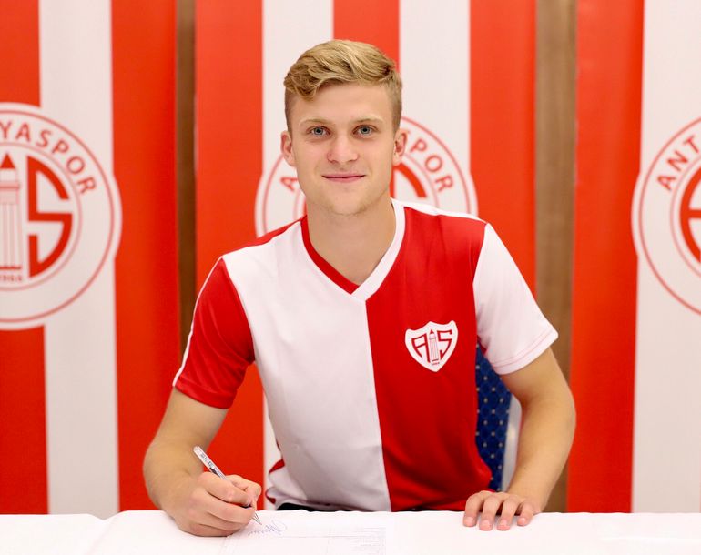Jakub Kałuziński po podpisaniu kontraktu z Antalyasporem