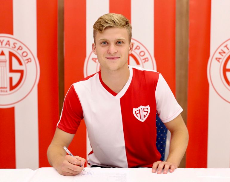 Jakub Kałuziński po podpisaniu kontraktu z Antalyasporem