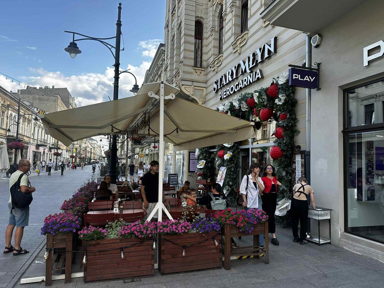 Przyciąga wzrok przechodniów. To jedna z najbardziej charakterystycznych restauracji na Piotrkowskiej