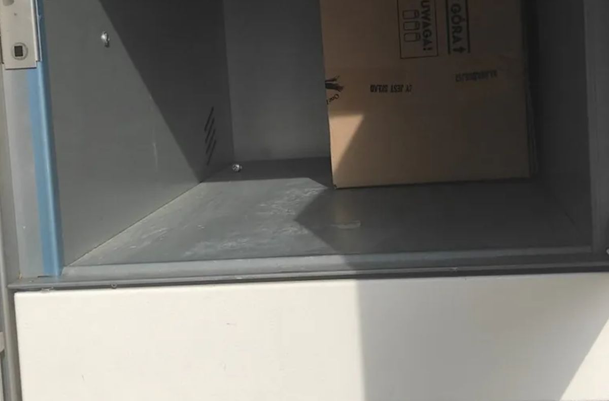 Znaleźli kota w automacie. Policja umorzyła postępowanie