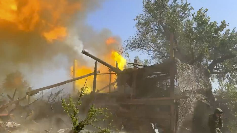 A handout still image taken from handout video provided on 14 August 2024 by the Russian Defence Ministry press-service shows Russian servicemen fire Russian Giatsint-S self-propelled gun towards Ukrainian positions at an undisclosed location. Acting Governor of the Kursk Region Alexey Smirnov has stated that the situation in the region remains challenging, with the Ukrainian Armed Forces currently in control of 28 settlements, home to approximately 2,000 people. According to Smirnov, approximately 121,000 individuals have been evacuated from the Kursk region thus far. On August 14, Governor of Belgorod Vyacheslav Gladkov announced a state of emergency in response to Ukrainian drone attacks and shelling, marking the second week of Ukraine's incursion into Russian territory. EPA/RUSSIAN DEFENCE MINISTRY PRESS SERVICE /HANDOUT HANDOUT EDITORIAL USE ONLY/NO SALES Dostawca: PAP/EPA.