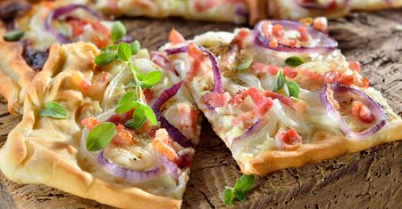Boczek, cebula i śmietana. Przepis na niemiecką pizzę to hit