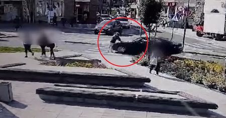 Auto potrąciło pieszą na pasach. Szokujący filmik krąży w sieci
