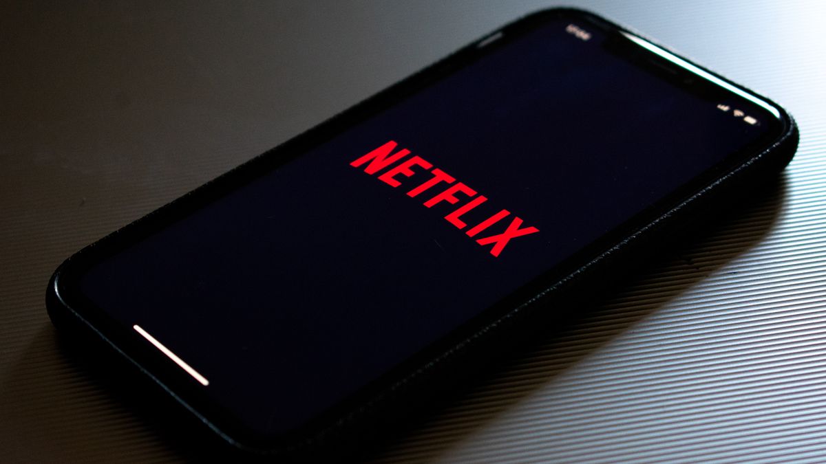 Aplikacja Netflix na smartfona, fot. Kon Karampelas / Unsplash
