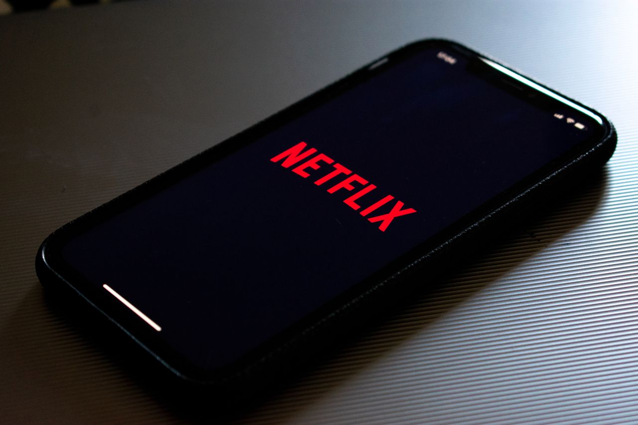 Aplikacja Netflix na smartfona, fot. Kon Karampelas / Unsplash