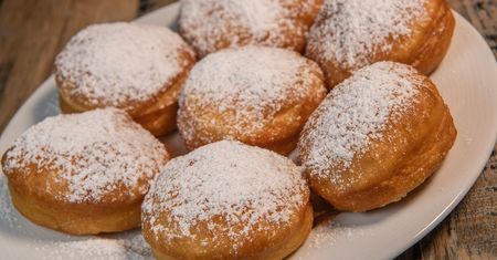 To najlepszy przepis na pączki luksusowe. Wychodzą mięciutkie, puszyste i bardzo smaczne