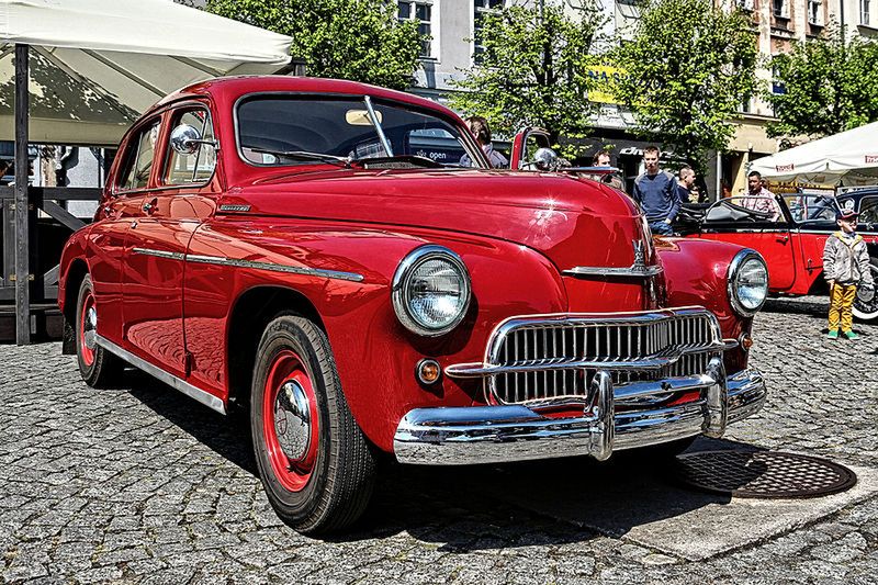 [h2]FSO Warszawa[/h2] Pierwszy samochód osobowy produkowany seryjnie w powojennej Polsce, konstrukcyjnie bazował na radzieckim M20 Pobieda. Debiutował w 1951 roku z 4-drzwiowym nadwoziem wyróżniającym się charakterystycznym garbem. W latach 60. do gamy dołączyły również wersje sedan i kombi. Warszawa ostatecznie została zastąpiona znacznie nowocześniejszym Fiatem 125p. Wcześniej jednak użyczyła wielu rozwiązań dostawczakom w postaci Żuka i Nysy.
