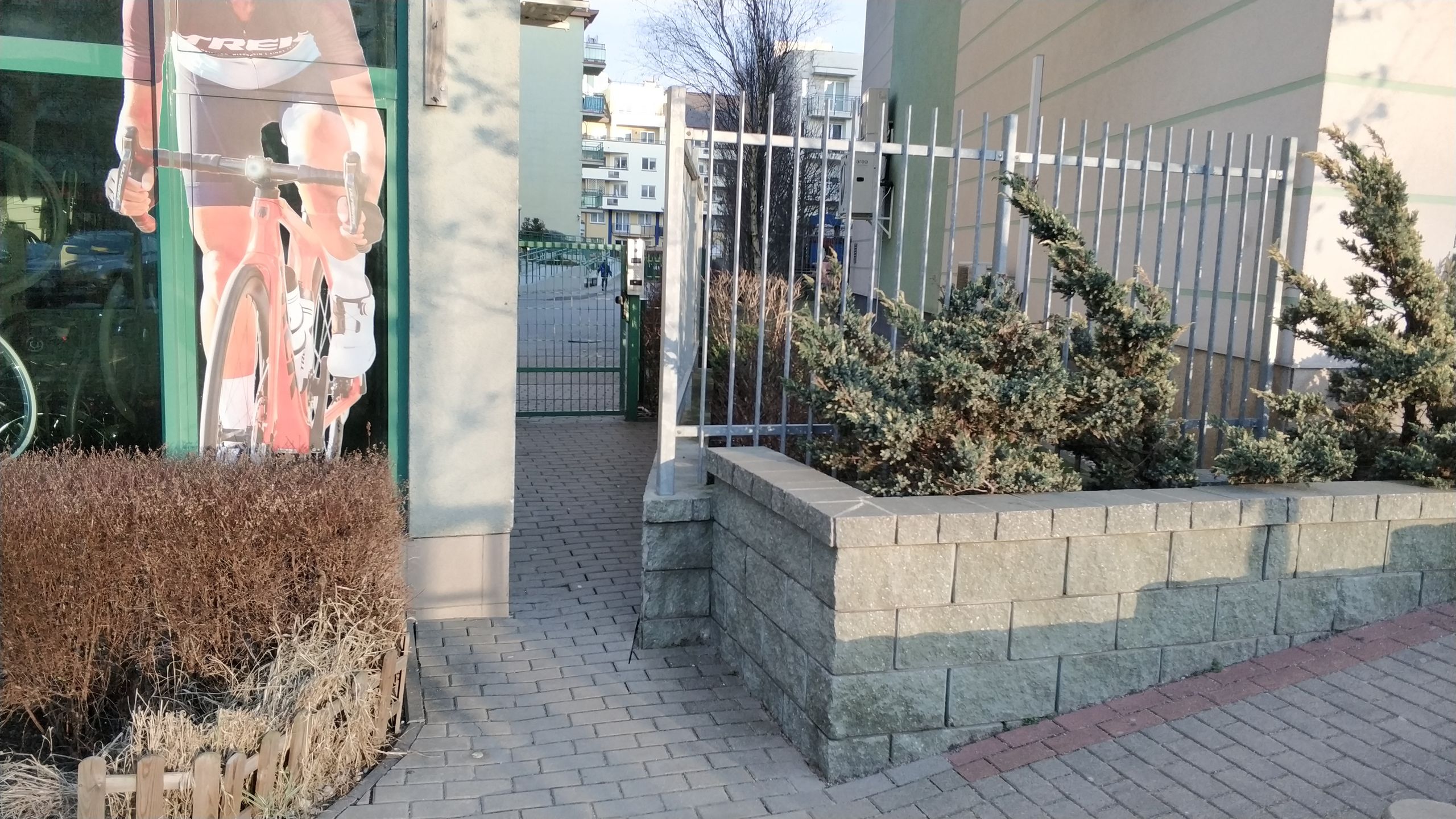 Na zdjęciu płot nachodzący na ścieżkę do bramy drugiego osiedla