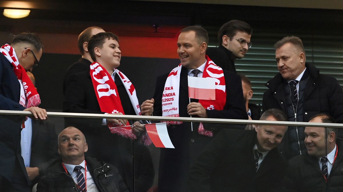 Warszawa, 14.11.2025. Prezydent RP Karol Nawrocki (C-P) z synem Antonim (C-P) na trybunach przed meczem eliminacyjnym piłkarskich mistrzostw świata z Holandią, 14 bm. w Warszawie. (gj) PAP/Piotr Nowak