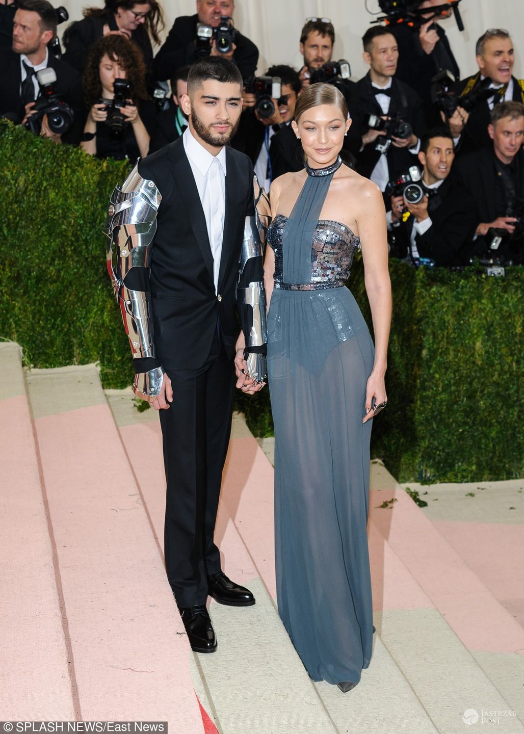 Suknia Gigi: Tommy Hilfiger, Zayn Malik, Gigi Hadid - MET Gala 2016 fot. East News
