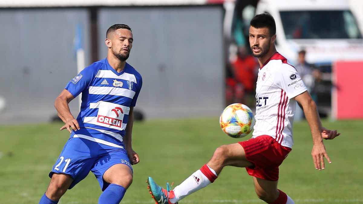 PAP / Piotr Augustyniak / Na zdjęciu: Ricardinho (z lewej) i Kamil Rozmus (z prawej)