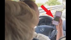 Jechali taksówką w Neapolu. Kierowca nagle wyjął telefon