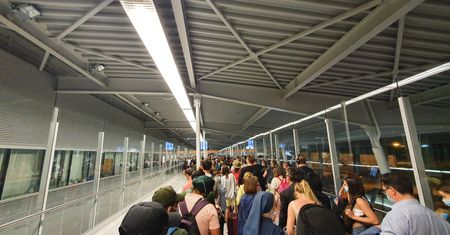 Warszawa. Setki osób uwięzionych w korytarzu na lotnisku. Kilkadziesiąt minut oczekiwania