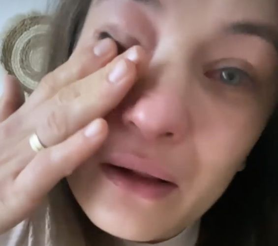 Karolina Kowalkiewicz nie kryła łez podczas nagrywania filmu dla kibiców. Fot. Facebook