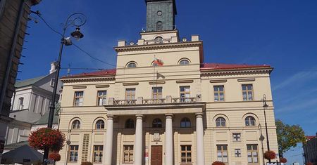 Lublin solidarny z Francją. Ratusz w barwach narodowych Francji