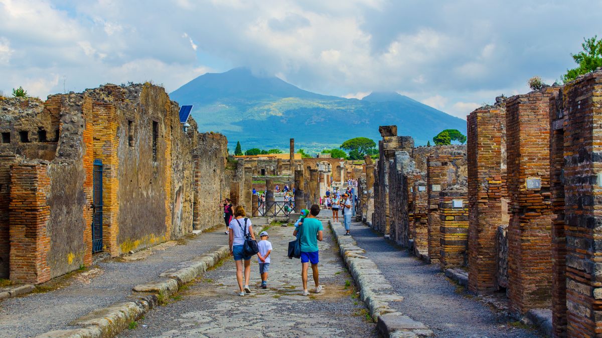 Pompeje są każdego roku odwiedzane przez tłumy turystów 