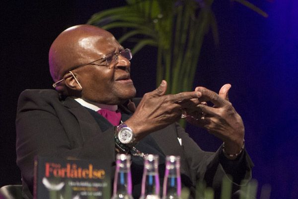 Abp Desmond Tutu krytykuje rząd RPA za uległość wobec Chin