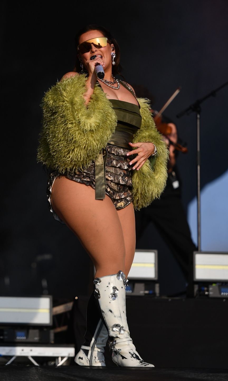 Nelly Furtado występuje na scenie