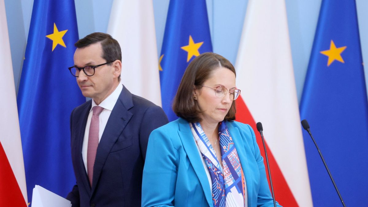 Na zdjęciu: premier Mateusz Morawiecki i minister finansów Magdalena Rzeczkowska podczas prezentacji budżetu na 2024 r. 