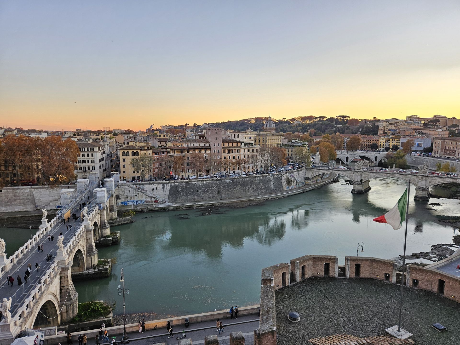 Zamku Św. Anioła warto odwiedzić choćby dla samych widoków