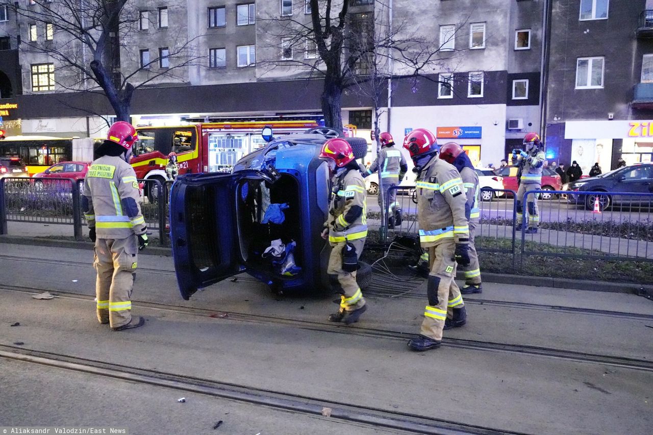 Wypadek w Warszawie. Auto wylądowało na torach