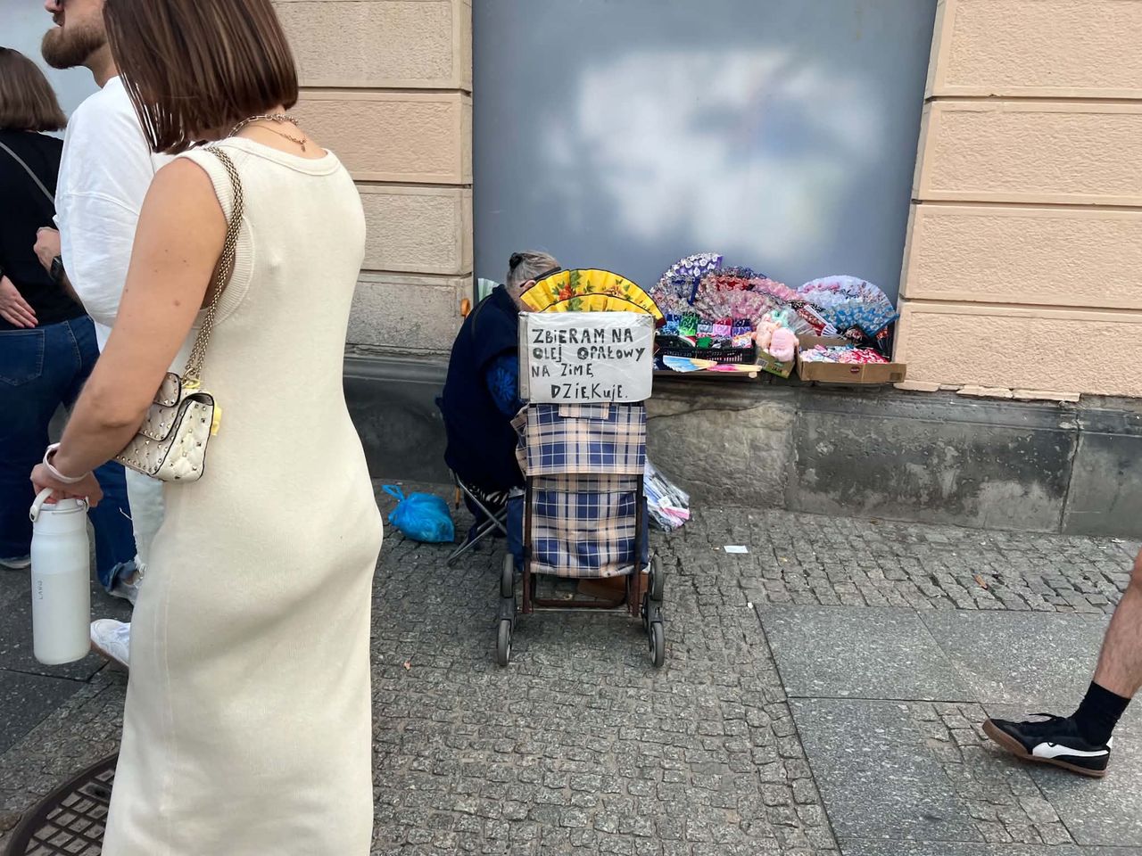 Seniorka zbiera na opał. Poruszający widok w centrum Warszawy