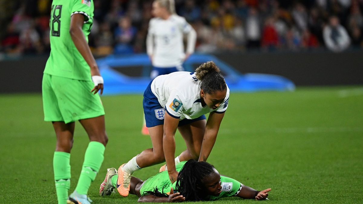 PAP/EPA / DARREN ENGLAND / Na zdjęciu:  Lauren James fauluje Michelle Alozie