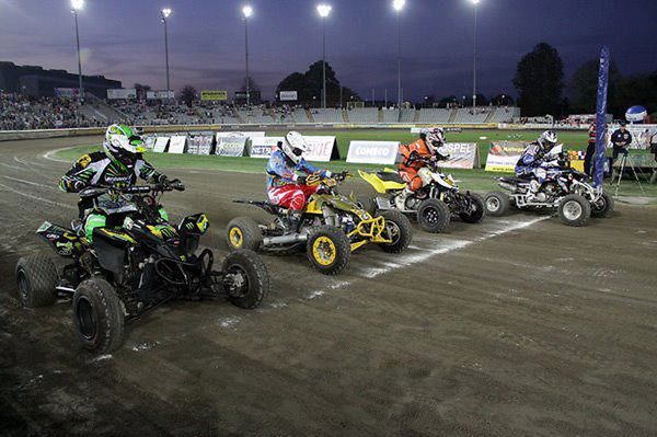 Uczestnicy zawodów w quad speedwayu na torze w Częstochowie