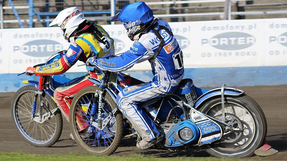 WP SportoweFakty / Grzegorz Jarosz / Patryk Wojdyło (w kasku niebieskim) goni rywala.