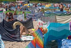 Zauważyła parę na plaży. "Po tym publicznym seansie po prostu wstali"